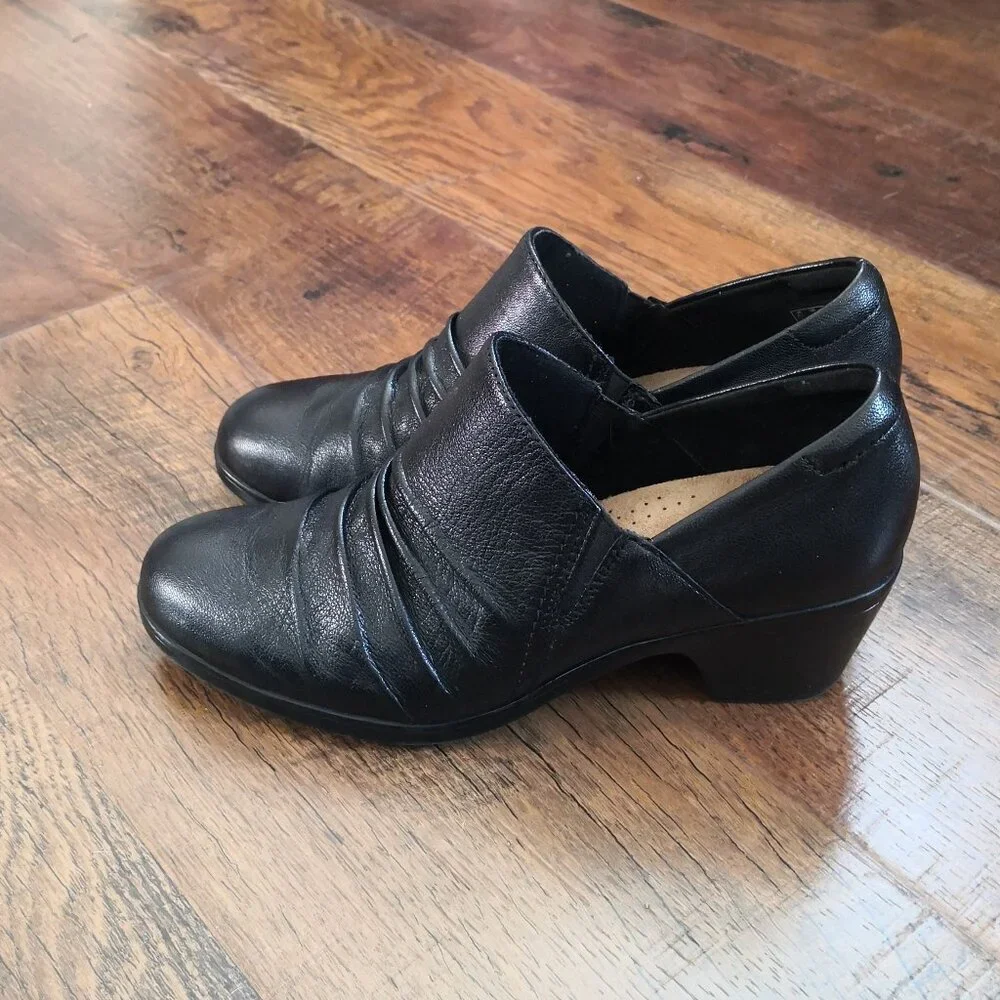Clarks Ankle Booties Size 8 Black Leather Preppy Ruched‎ Slip On Comfort Shoes